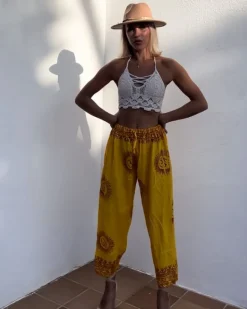 Gelbe Om Hose Aura